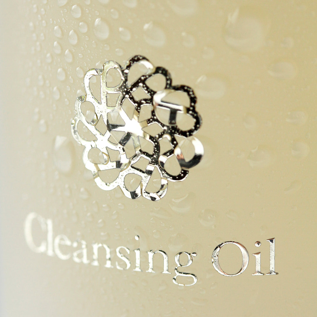 CLEANSING OIL WITH COMPLIMENTARY 600GSM FACE GLOVE