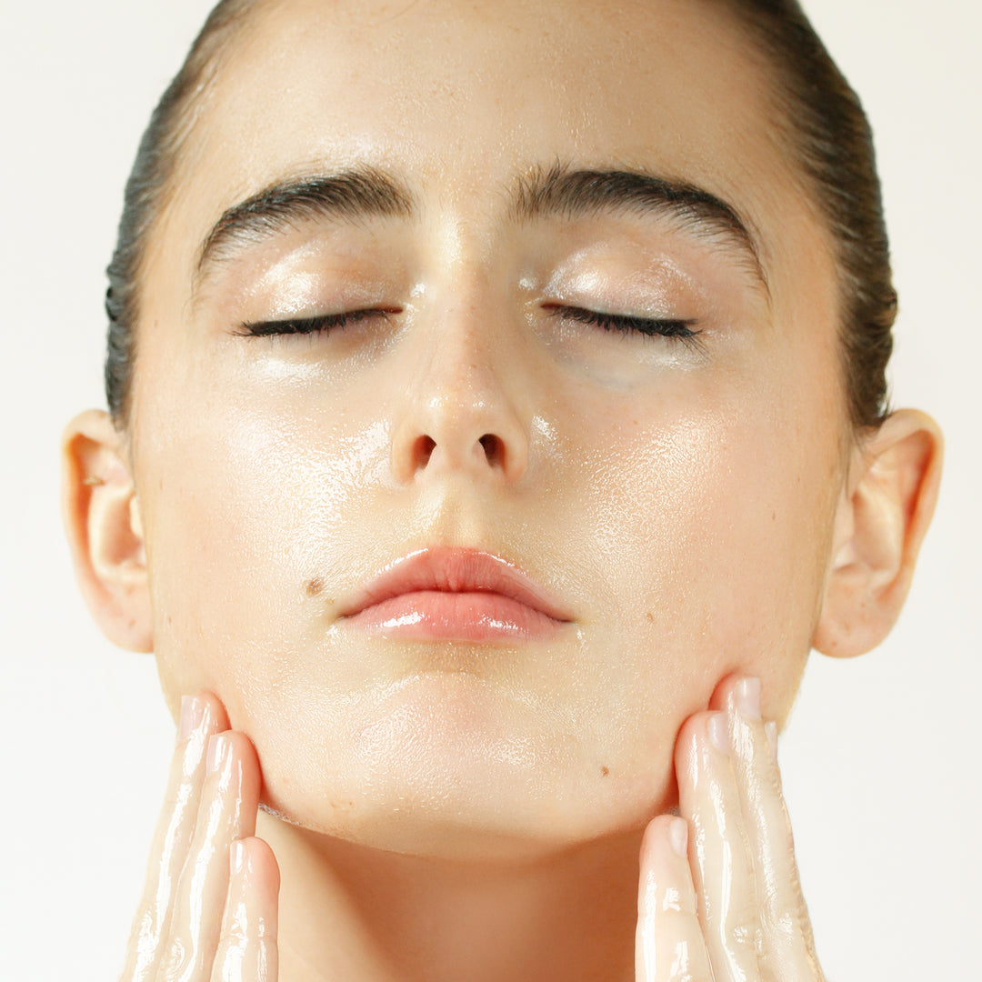 CLEANSING OIL WITH COMPLIMENTARY 600GSM FACE GLOVE